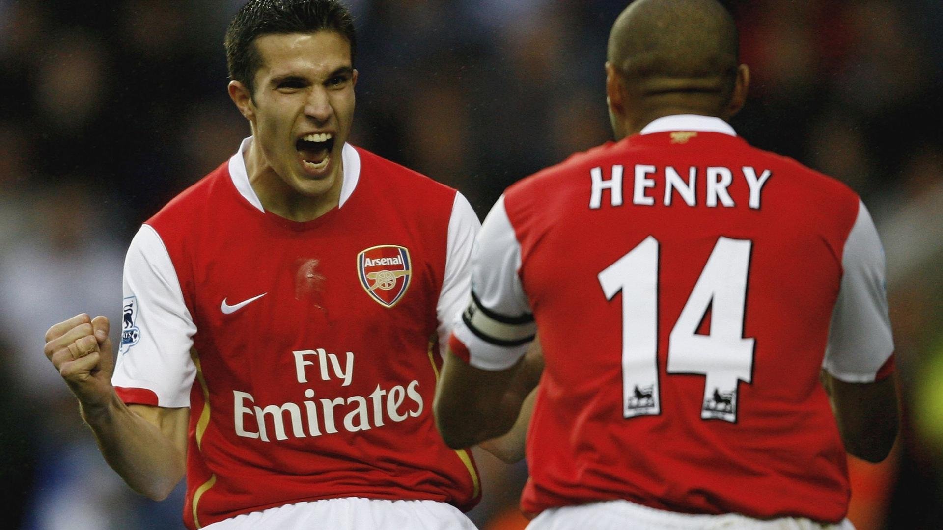 一决高下:球场上两队实力对比悬念无限,胜负难料,一决高低还是一决高下