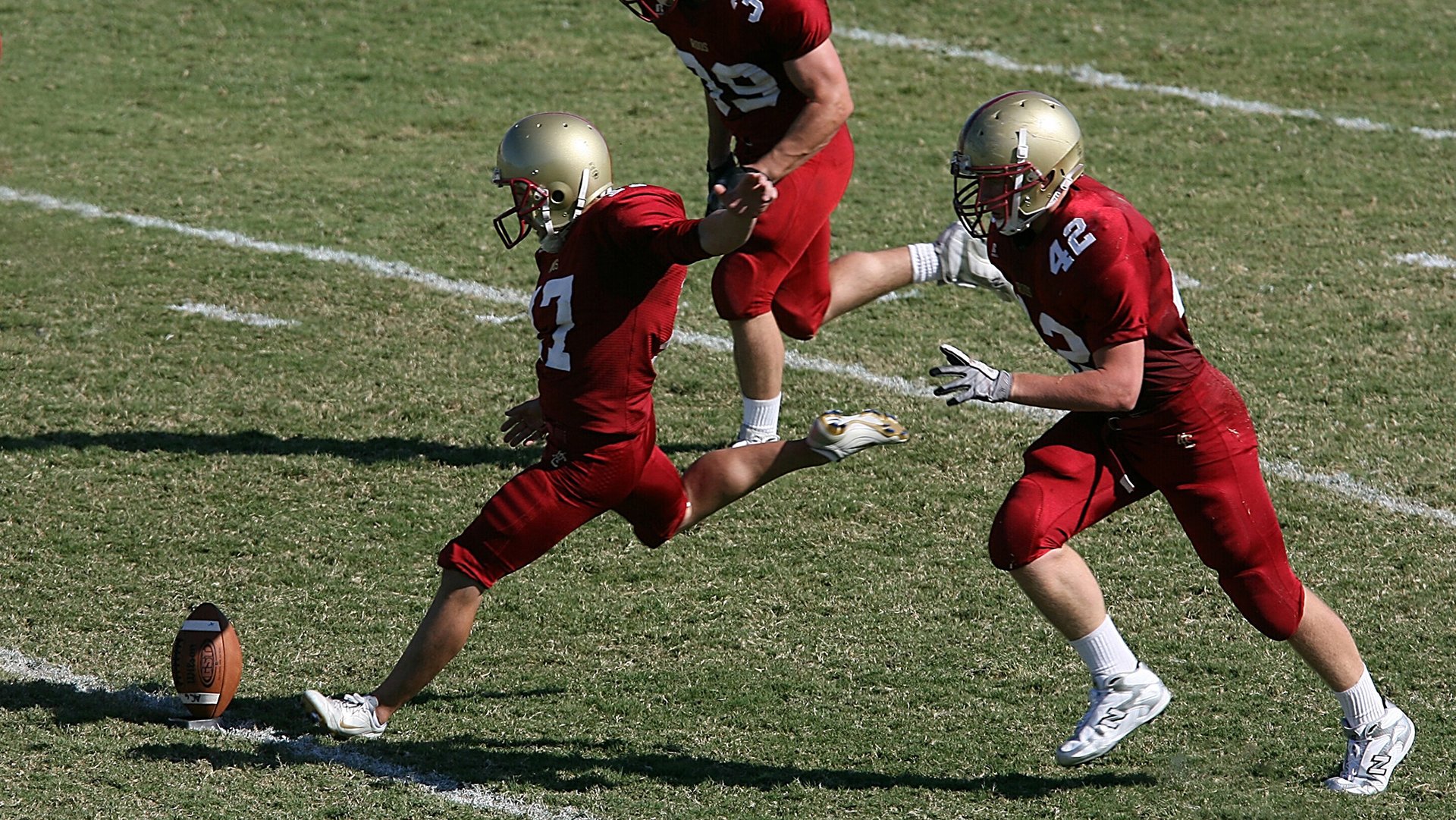 法甲赛况激烈,比分2-1,比赛中精彩突破和远射,关键数据:长传成功率80%、射门准度72%